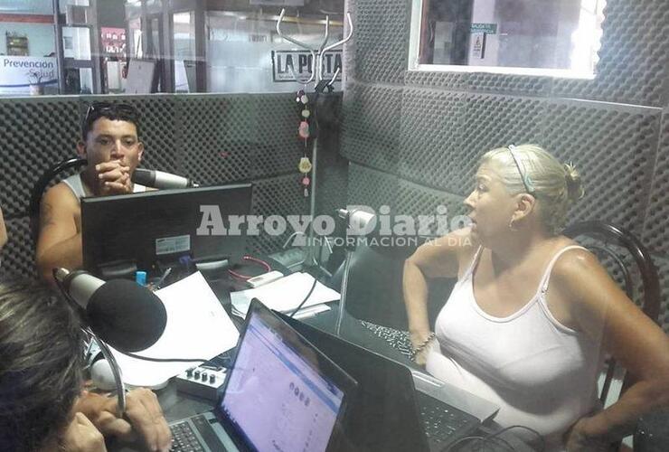 En la radio. Manuel y su mamá esta mañana en los estudios de Radio Extremo 106.9