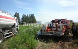 Incendio de gran magnitud. Los bomberos trabajan en tratar de controlar la situación. Foto: Nicolás Trabaina