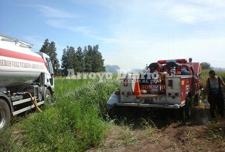 Incendio de gran magnitud. Los bomberos trabajan en tratar de controlar la situación. Foto: Nicolás Trabaina