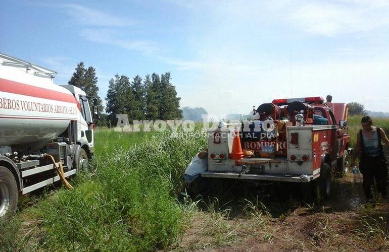 Incendio de gran magnitud. Los bomberos trabajan en tratar de controlar la situaci&oacute;n. Foto: Nicol&aacute;s Trabaina
