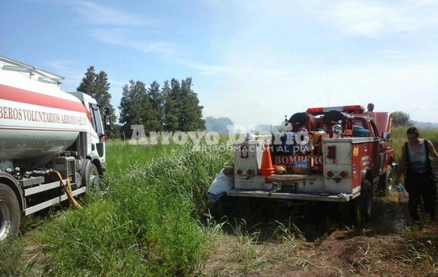 Incendio de gran magnitud. Los bomberos trabajan en tratar de controlar la situaci&oacute;n. Foto: Nicol&aacute;s Trabaina