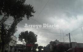 Ya anunciaba agua. El cielo comenzó a oscurecerse cerca de las 12 del mediodía.