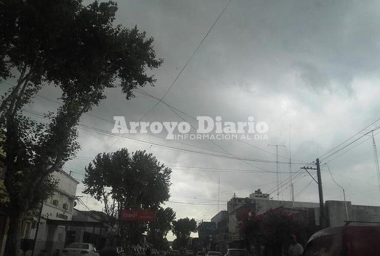 Ya anunciaba agua. El cielo comenzó a oscurecerse cerca de las 12 del mediodía.