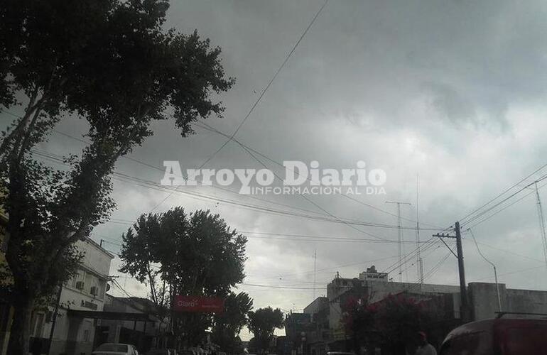 Ya anunciaba agua. El cielo comenzó a oscurecerse cerca de las 12 del mediodía.