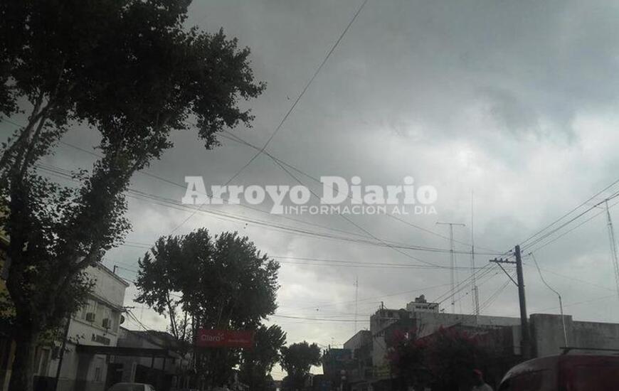 Ya anunciaba agua. El cielo comenz&oacute; a oscurecerse cerca de las 12 del mediod&iacute;a.