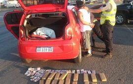 Panorama. El conductor detenido y la droga y el dinero hallado en el baúl del vehículo.