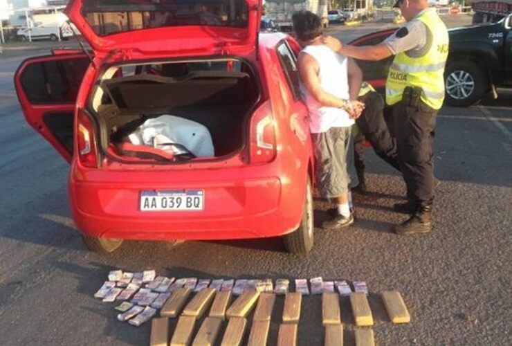 Panorama. El conductor detenido y la droga y el dinero hallado en el baúl del vehículo.