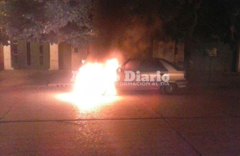 Otro incendio de vehículo. En lo que va de las últimas semanas, al menos, unos cinco rodados sufrieron incendio con pérdidas de consideración.