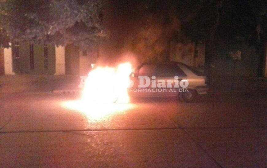 Otro incendio de veh&iacute;culo. En lo que va de las &uacute;ltimas semanas, al menos, unos cinco rodados sufrieron incendio con p&eacute;rdidas de consideraci&oacute;n.