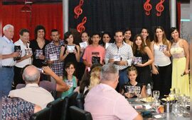 Todos para la foto. Alumnos y Mariela tras la gran presentaci&oacute;n.