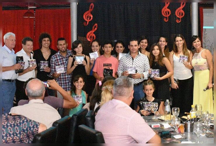 Todos para la foto. Alumnos y Mariela tras la gran presentación.