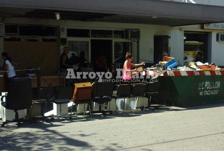 Arduo trabajo. Esta mañana los empleados trabajando en el edificio de 9 de Julio al 200. Foto: Nicolás Trabaina