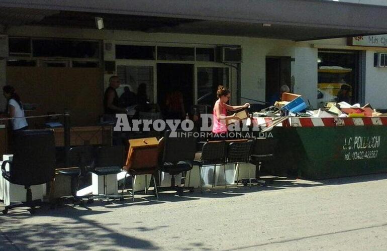 Arduo trabajo. Esta mañana los empleados trabajando en el edificio de 9 de Julio al 200. Foto: Nicolás Trabaina