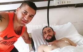 Juntos. Brian Álvarez, acompañado por su hermano, se recupera tras un accidente de tránsito.