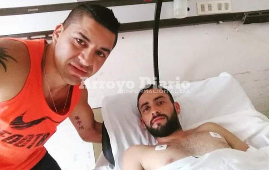 Juntos. Brian Álvarez, acompañado por su hermano, se recupera tras un accidente de tránsito.
