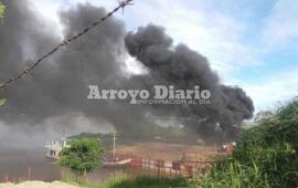 Nube negra. La gruesa columna de humo negro llamó la atención de los vecinos que se acercaron hasta la zona para ver qué estaba sucediendo.