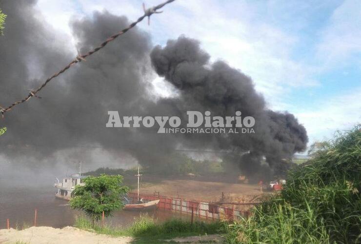 Nube negra. La gruesa columna de humo negro llamó la atención de los vecinos que se acercaron hasta la zona para ver qué estaba sucediendo.