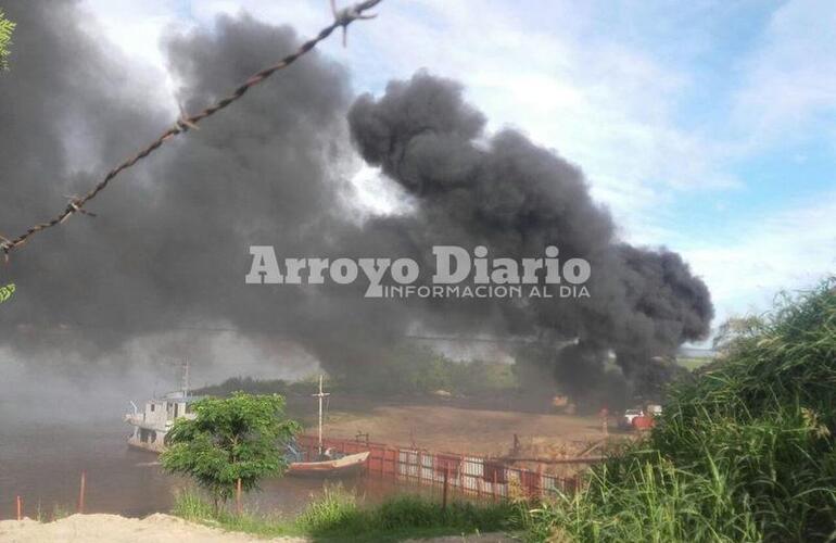 Nube negra. La gruesa columna de humo negro llamó la atención de los vecinos que se acercaron hasta la zona para ver qué estaba sucediendo.