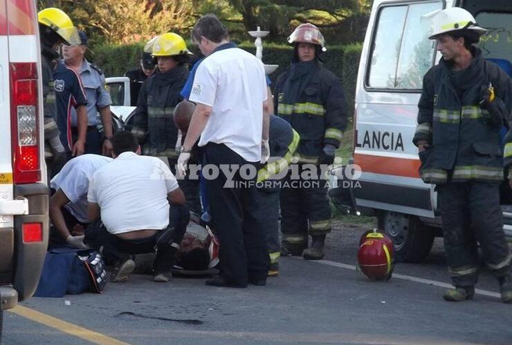 Accidente. Entre una de las salidas, debieron presentarse en Ruta 21 (General Lagos) por un choque múltiple en cercanías al semáforo de L. de la Torre y Quilici.