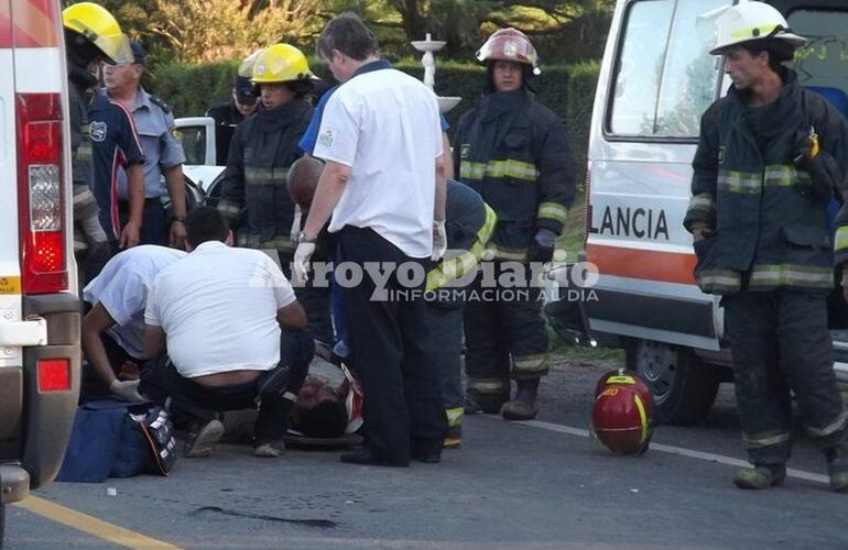 Accidente. Entre una de las salidas, debieron presentarse en Ruta 21 (General Lagos) por un choque múltiple en cercanías al semáforo de L. de la Torre y Quilici.