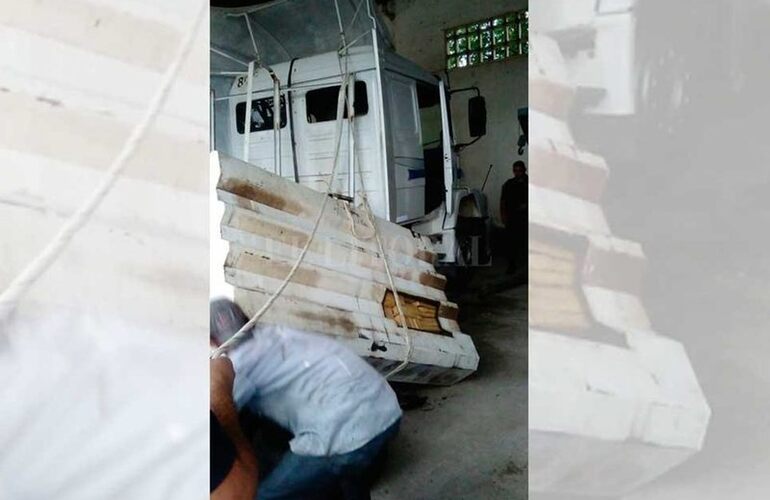 Imagen de Secuestraron 270 kilos de marihuana ocultos en el tanque de combustible de un cami&oacute;n