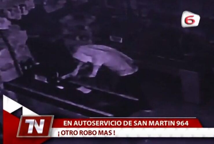 Actuó solo. Las cámaras de seguridad del local muestran el ardid completo de este ladrón que, todo indicaría, que fue el único responsable del robo. Foto: Captura pantalla Canal 6.