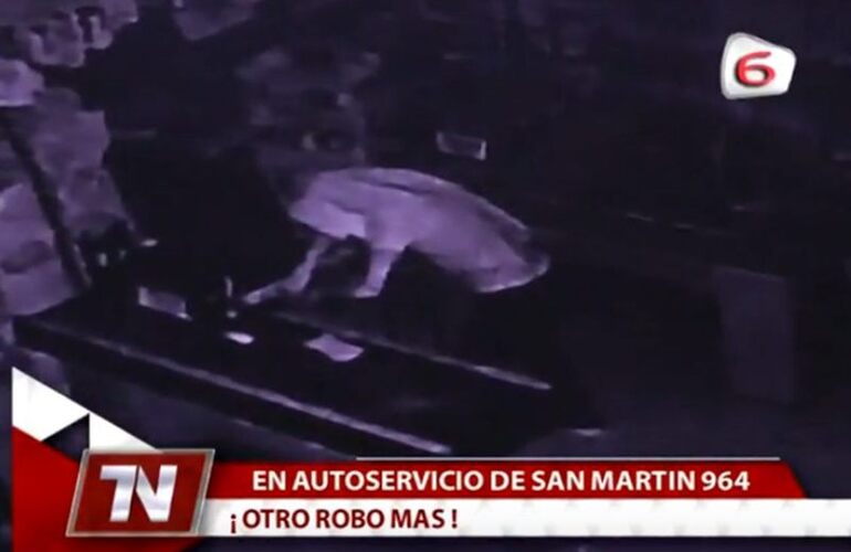 Actuó solo. Las cámaras de seguridad del local muestran el ardid completo de este ladrón que, todo indicaría, que fue el único responsable del robo. Foto: Captura pantalla Canal 6.