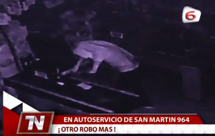 Actuó solo. Las cámaras de seguridad del local muestran el ardid completo de este ladrón que, todo indicaría, que fue el único responsable del robo. Foto: Captura pantalla Canal 6.