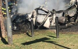 En colaboración. Bomberos trabajaron para combatir las llamas que consumieron el vehículo. Foto: @JulianPintoOk