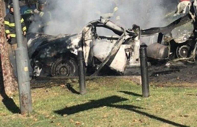 En colaboraci&oacute;n. Bomberos trabajaron para combatir las llamas que consumieron el veh&iacute;culo. Foto: @JulianPintoOk