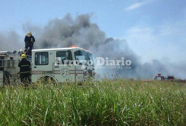 En plena tarea. Los bomberos sofocando el fuego esta tarde. Foto: Nicolás Trabaina.