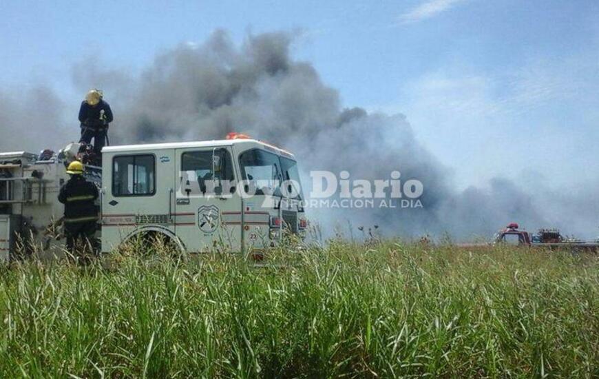 En plena tarea. Los bomberos sofocando el fuego esta tarde. Foto: Nicol&aacute;s Trabaina.