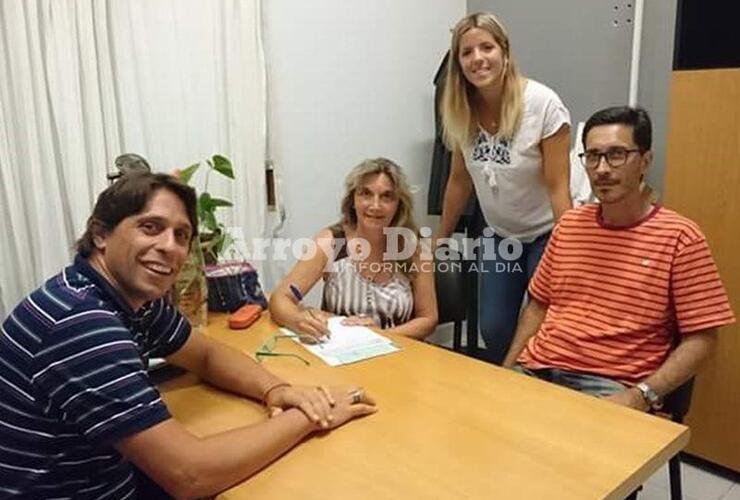 En la Comuna. Stangoni junto a la directora de la escuela primaria durante la entrega de los fondos.