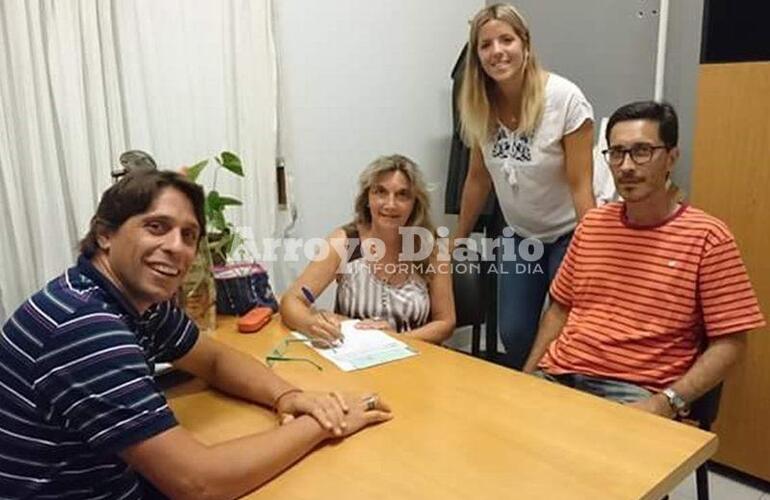 En la Comuna. Stangoni junto a la directora de la escuela primaria durante la entrega de los fondos.