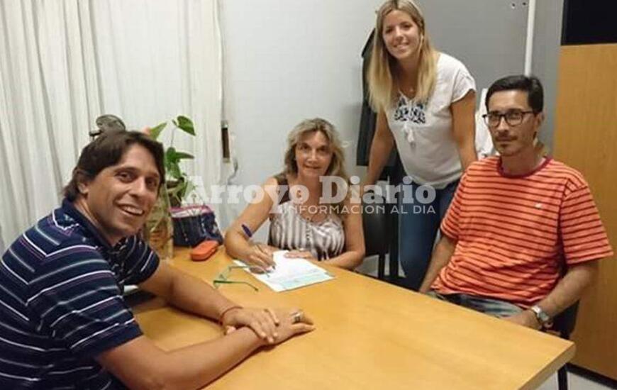 En la Comuna. Stangoni junto a la directora de la escuela primaria durante la entrega de los fondos.