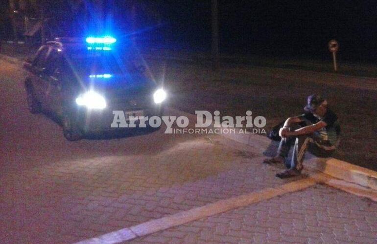 El momento. La imagen muestra al hombre anoche tras ser hallado por GUM deambulando en nuestra jurisdicción.