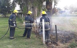 En plena acci&oacute;n. Los bomberos trabajando en la tarde de hoy.