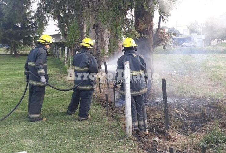 En plena acción. Los bomberos trabajando en la tarde de hoy.