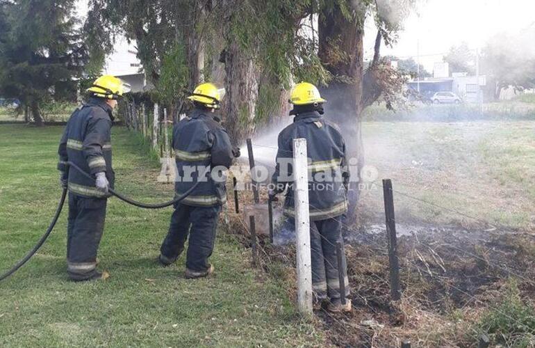 En plena acción. Los bomberos trabajando en la tarde de hoy.