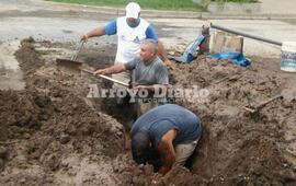 En el lugar. Los empleados municipales trabajando en la reparaci&oacute;n del ca&ntilde;o.