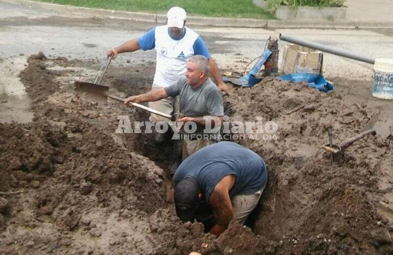 En el lugar. Los empleados municipales trabajando en la reparación del caño.