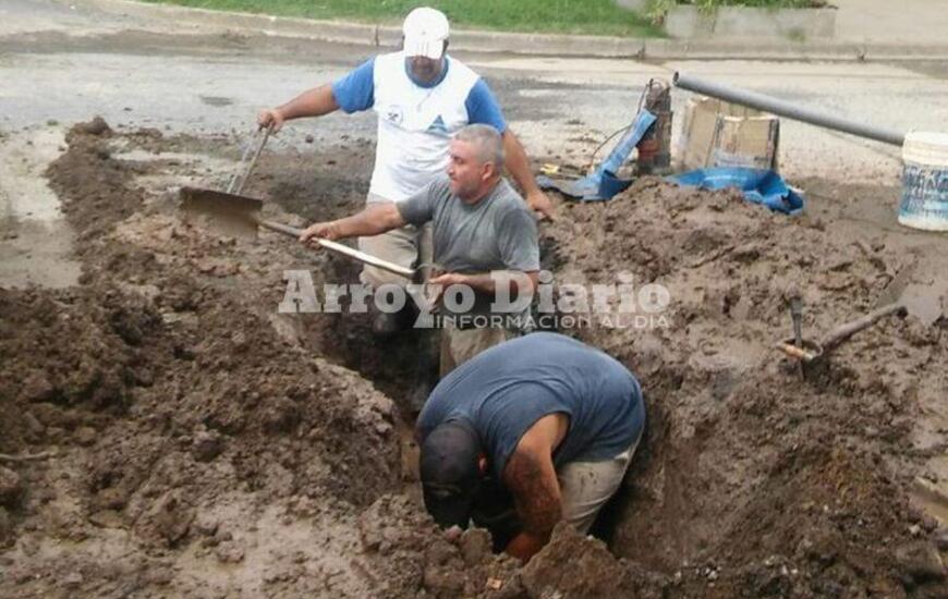 En el lugar. Los empleados municipales trabajando en la reparación del caño.