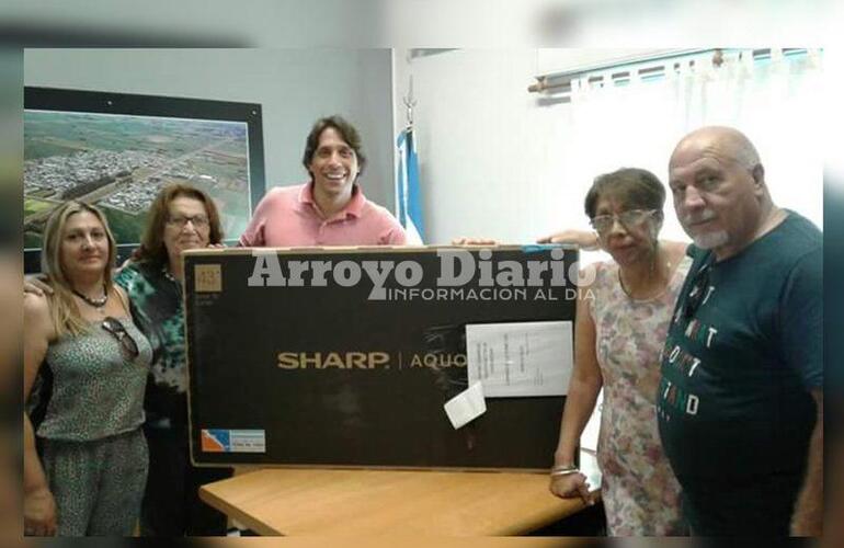 Imagen de La Comuna se gan&oacute; un Smart TV 43�