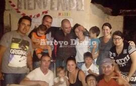 Todos juntos. Ahora sí la familia completa posando junto a Mario después del recibimiento que le organizaron en la tarde de este sábado.