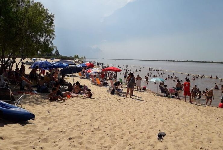 Gran convocatoria. La playa quedó espléndida y cada vez son más los que se acercan al club para disfrutarla.