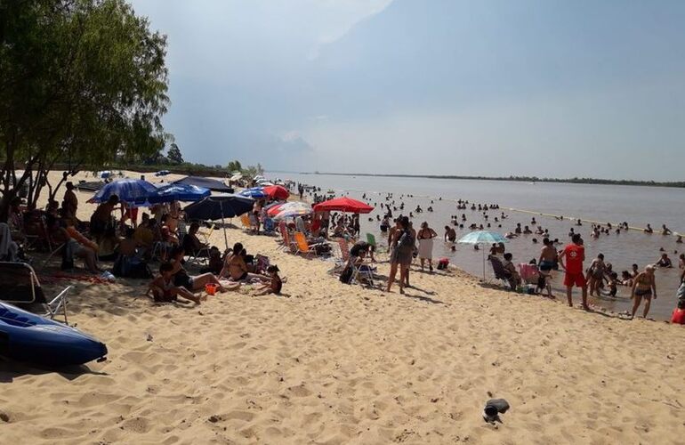 Gran convocatoria. La playa quedó espléndida y cada vez son más los que se acercan al club para disfrutarla.