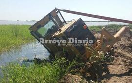 Así quedó. La máquina quedó en parte sumergida bajo el agua del río.