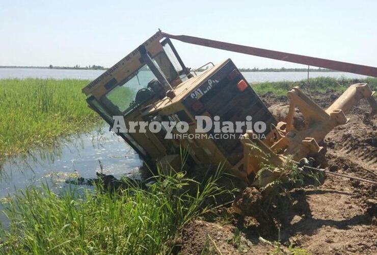 Así quedó. La máquina quedó en parte sumergida bajo el agua del río.