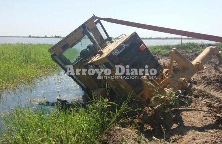 As&iacute; qued&oacute;. La m&aacute;quina qued&oacute; en parte sumergida bajo el agua del r&iacute;o.