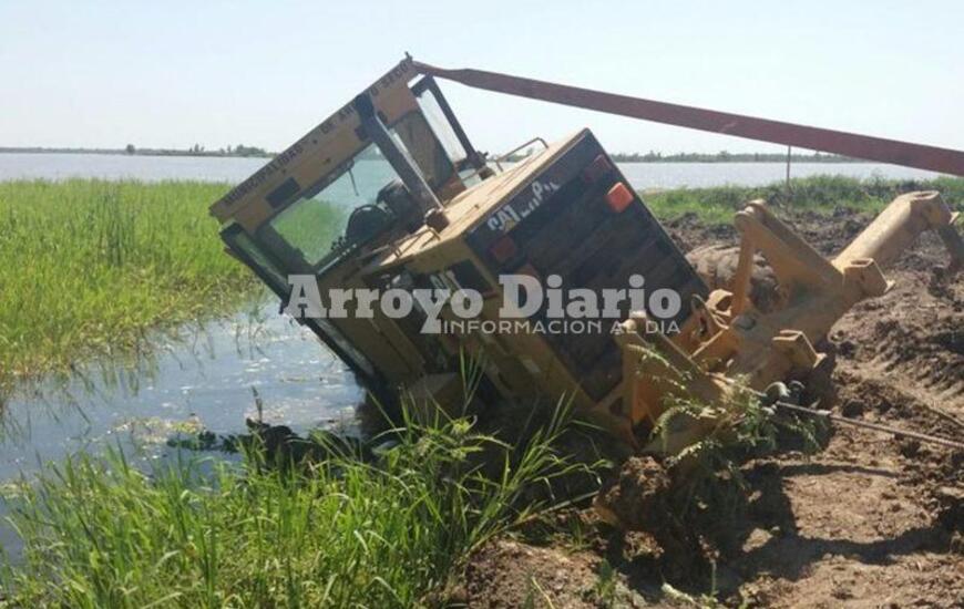 As&iacute; qued&oacute;. La m&aacute;quina qued&oacute; en parte sumergida bajo el agua del r&iacute;o.